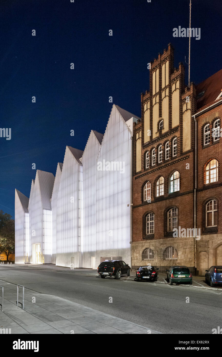 Perspective of adjacent and contrasting facades at night. Szczecin Philharmonic Hall, Szczecin, Poland. Architect: Estudio Baroz Stock Photo
