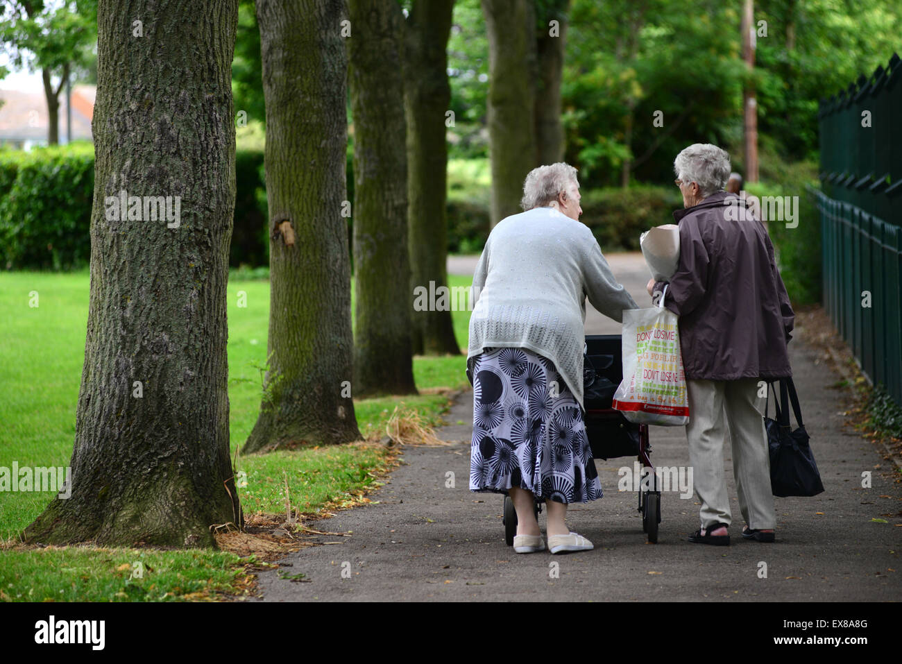 Two elderly ladies talking in a park. Picture: Scott Bairstow/Alamy Stock Photo