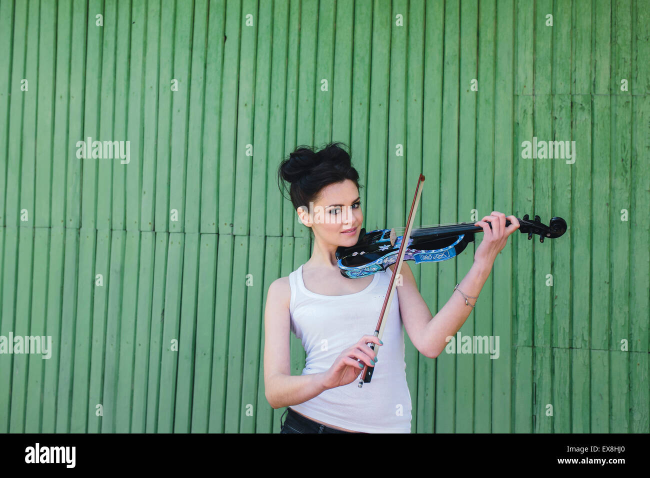 beautiful girl with violin Stock Photo - Alamy
