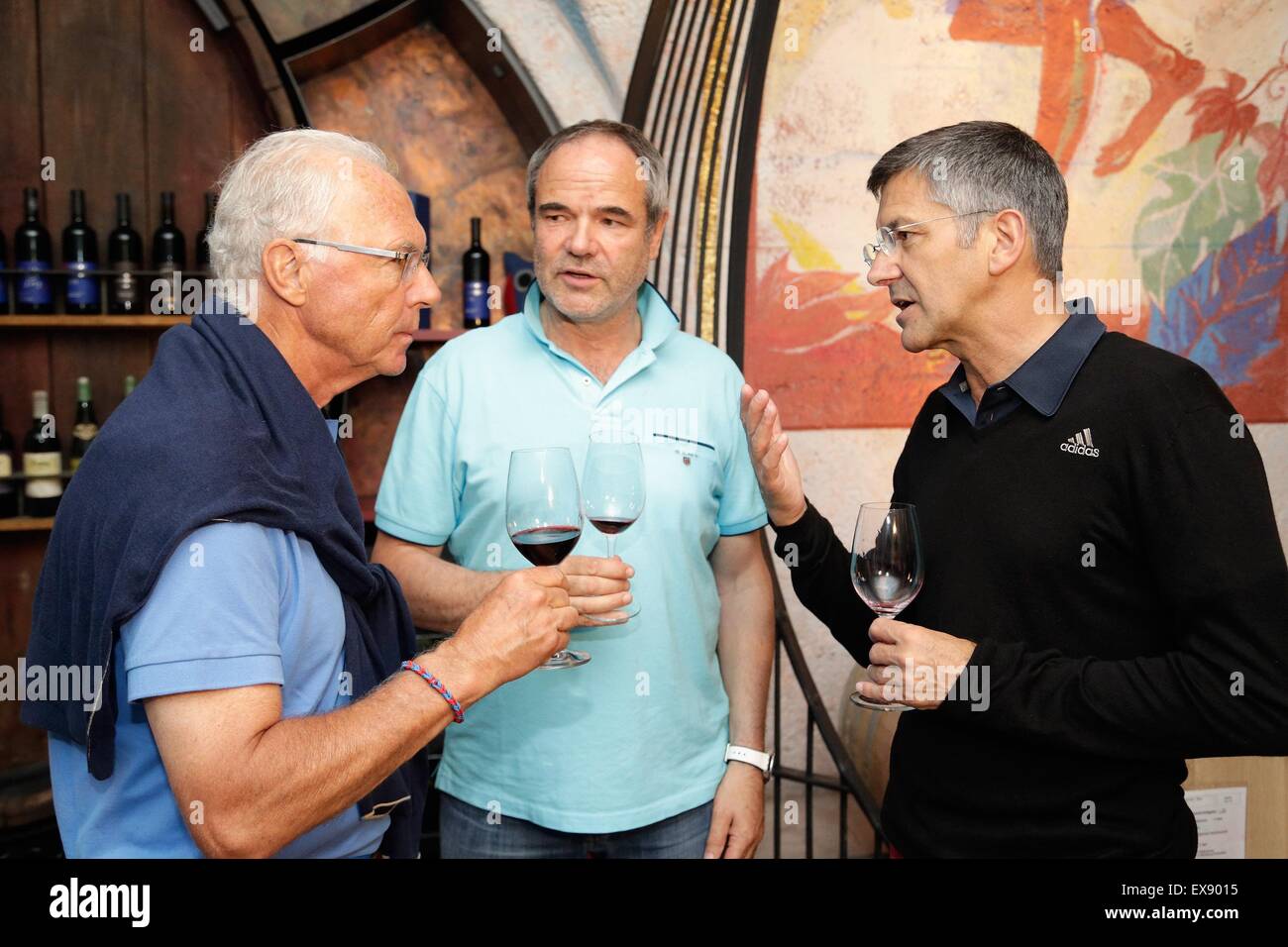 Bolzano, Italy. 7th July, 2015. HANDOUT - A handout picture made available on 08 July 2015 of Franz Beckenbauer (L) and Herbert Hainer (R) attend a wine tasting in the morning of day 2 of the FIFA World Champions of 1990 meeting at Hotel Seeleiten (Kaltern - Caldaro) on July 7, 2015 in Bolzano, Italy. Germany defeated Argentina 1-0 in the 1990 FIFA World Cup final at the Olympic stadium in Rome, Italy, on 08 July 1990. Photo: JOHANNES SIMON/dpa (ATTENTION EDITORS: FOR EDITORIAL USE ONLY IN CONNECTION WITH MANDATORY CREDIT: Photo: Johannes Simon/Bongarts/Getty Images/dpa)/dpa/Alamy Live News Stock Photo