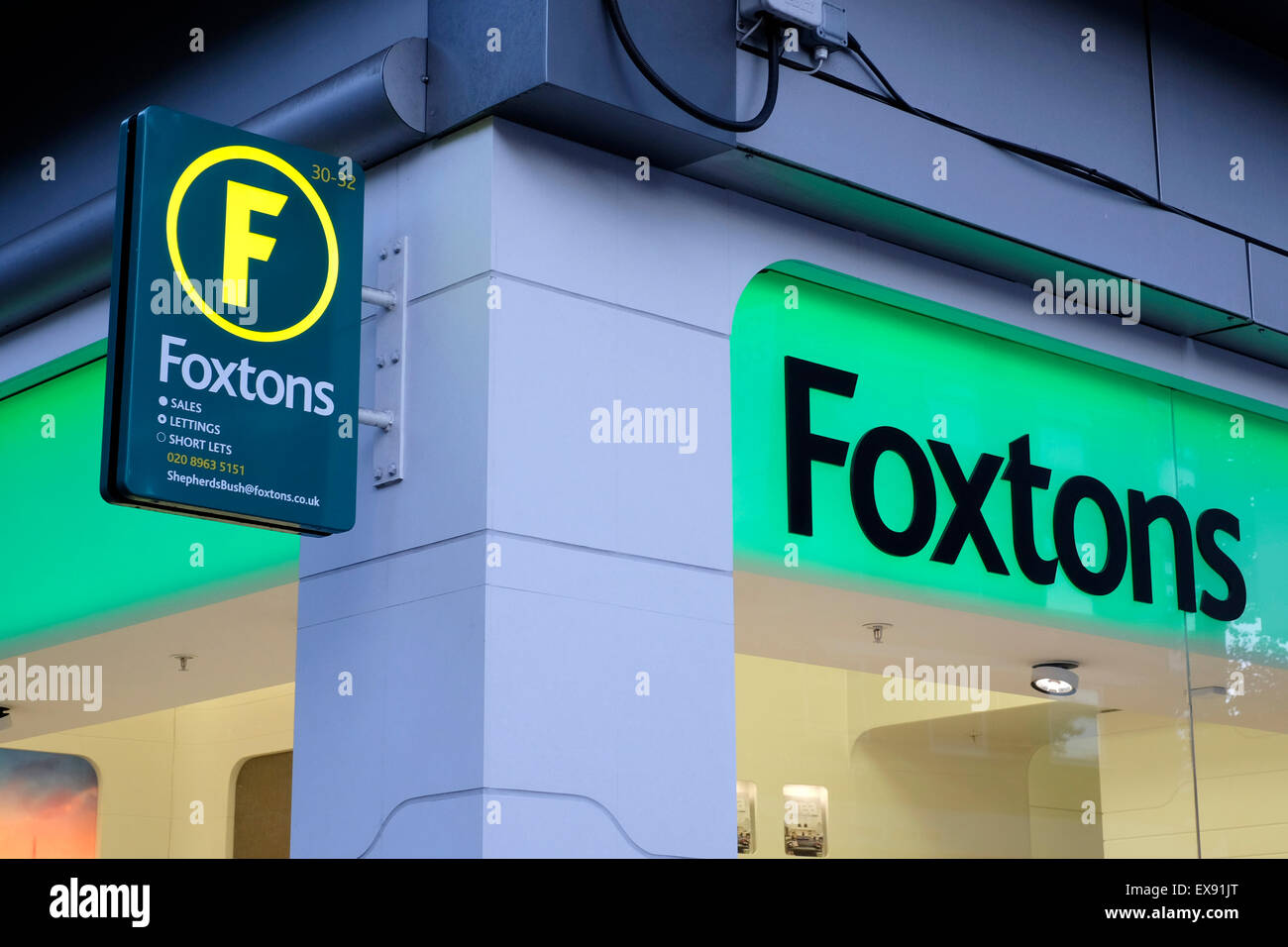 A close-up view of Foxtons in Shepherd’s Bush Stock Photo