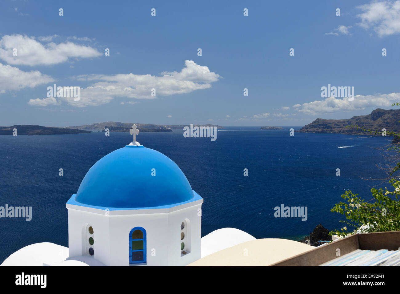 iconic-blue-and-white-church-dome-in-oia-santorini-greece-stock-photo