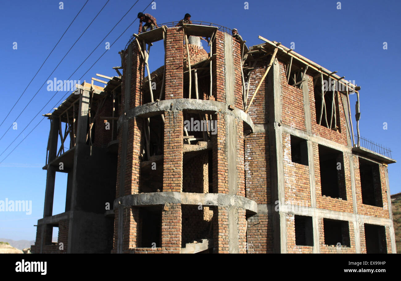 (150709) KABUL, July 9, 2015 (Xinhua) Afghan men work at a