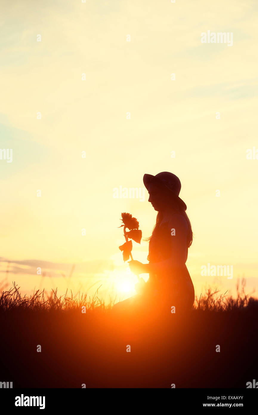 Girl kneeling silhouette hi-res stock photography and images - Alamy