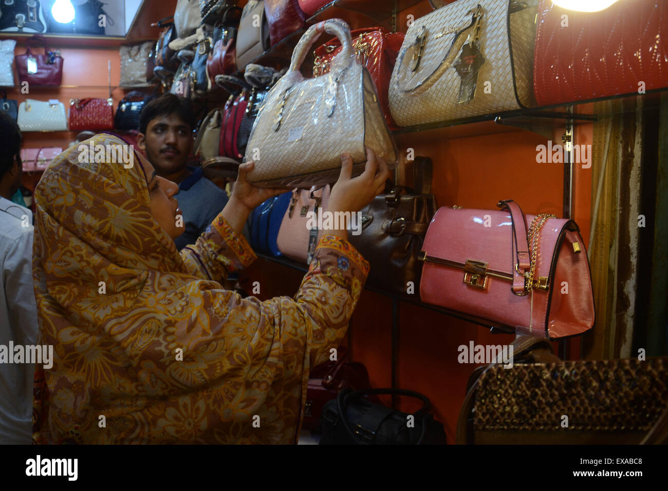 Imported & Indian purse | Ladies Purse and Bags Wholesale Market | Nabi  Karim Sadar Bazar Delhi | Girls purse, Wholesale bags, Purses