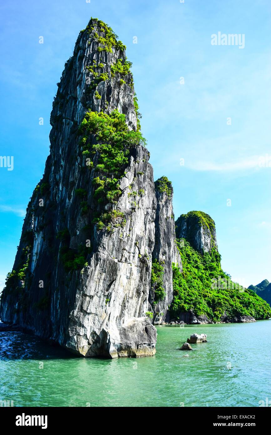 Limestone rocks in Halong Bay, Vietnam Stock Photo - Alamy