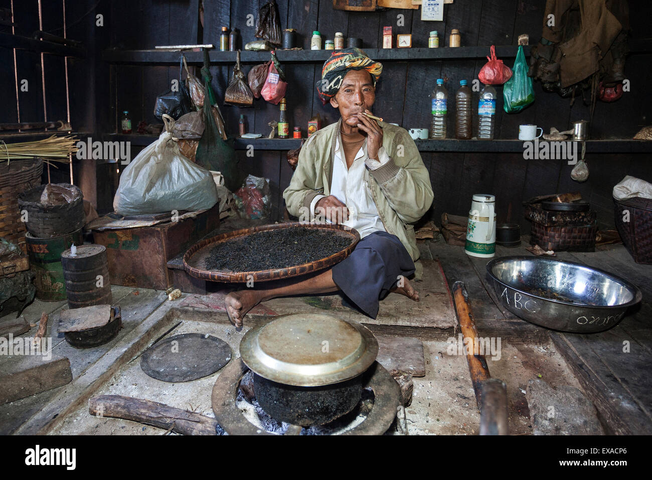 Palaung tribesman at his workplace, Taung Ni Village, Kalaw, Shan State, Myanmar Stock Photo