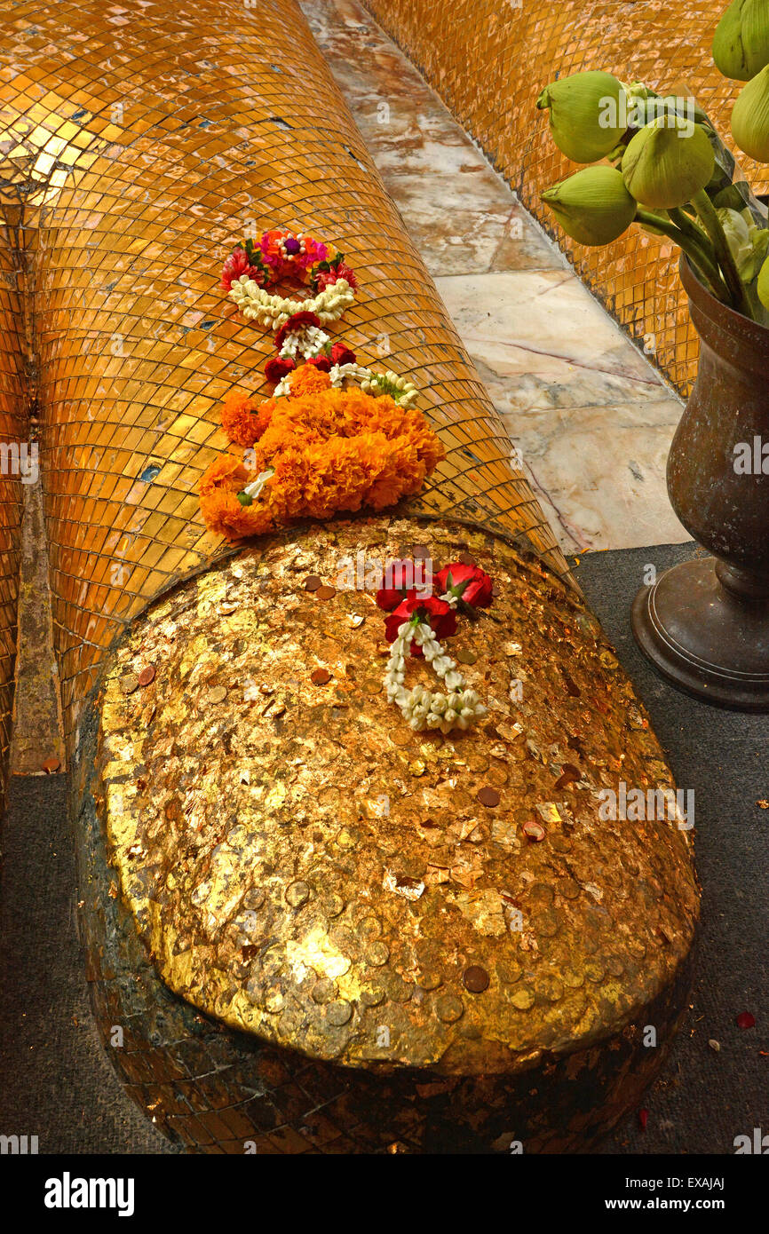 Detail of feet of Wat Indravihan's standing Buddha, Bangkok, Thailand, Southeast Asia, Asia Stock Photo