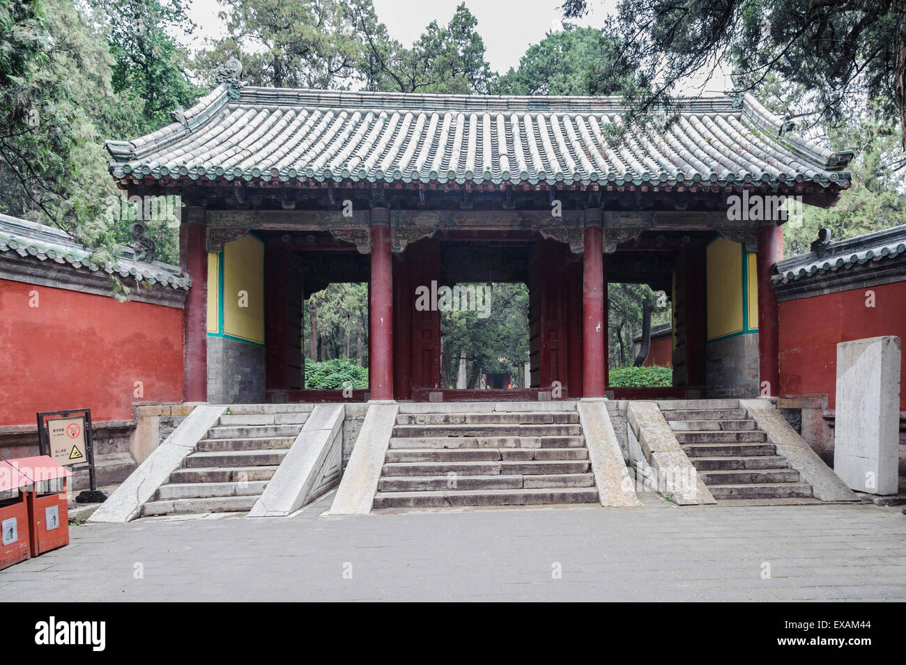 Entrance gate to the burial site of Confucius, the great philosopher of ancient China, in Qufu, Shandong Province. Stock Photo