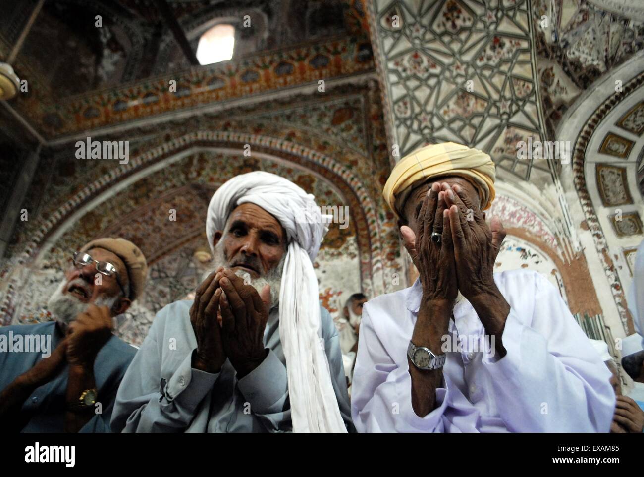 Pakistan Muslam Peshawar. 10th July, 2015. Pakistani Muslims offer Friday prayers at a ...