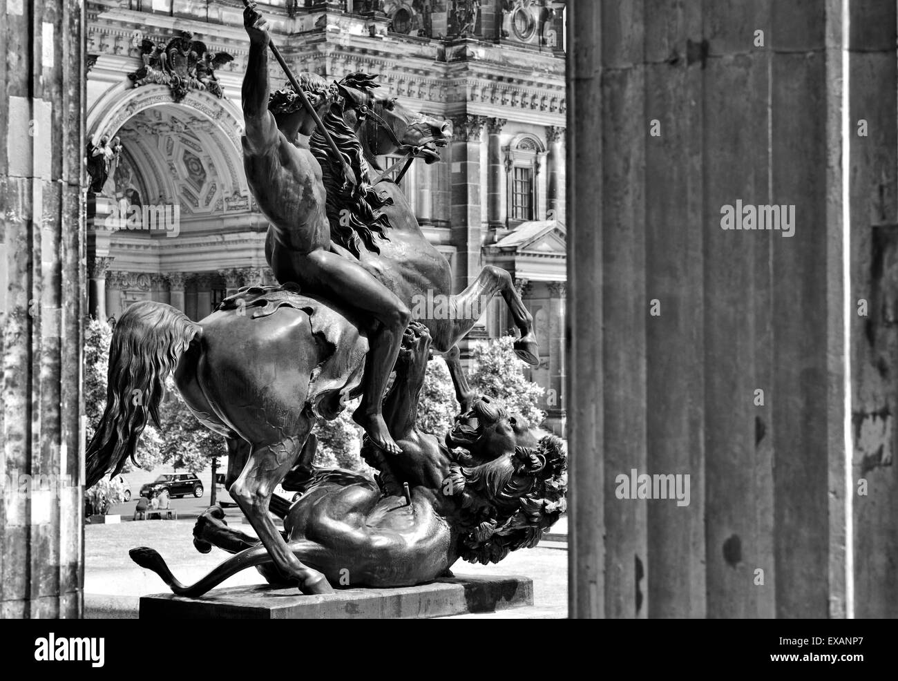 Germany, Berlin: Black and white image of the 'Lion Fighter' sculpture at the Old Museum Stock Photo