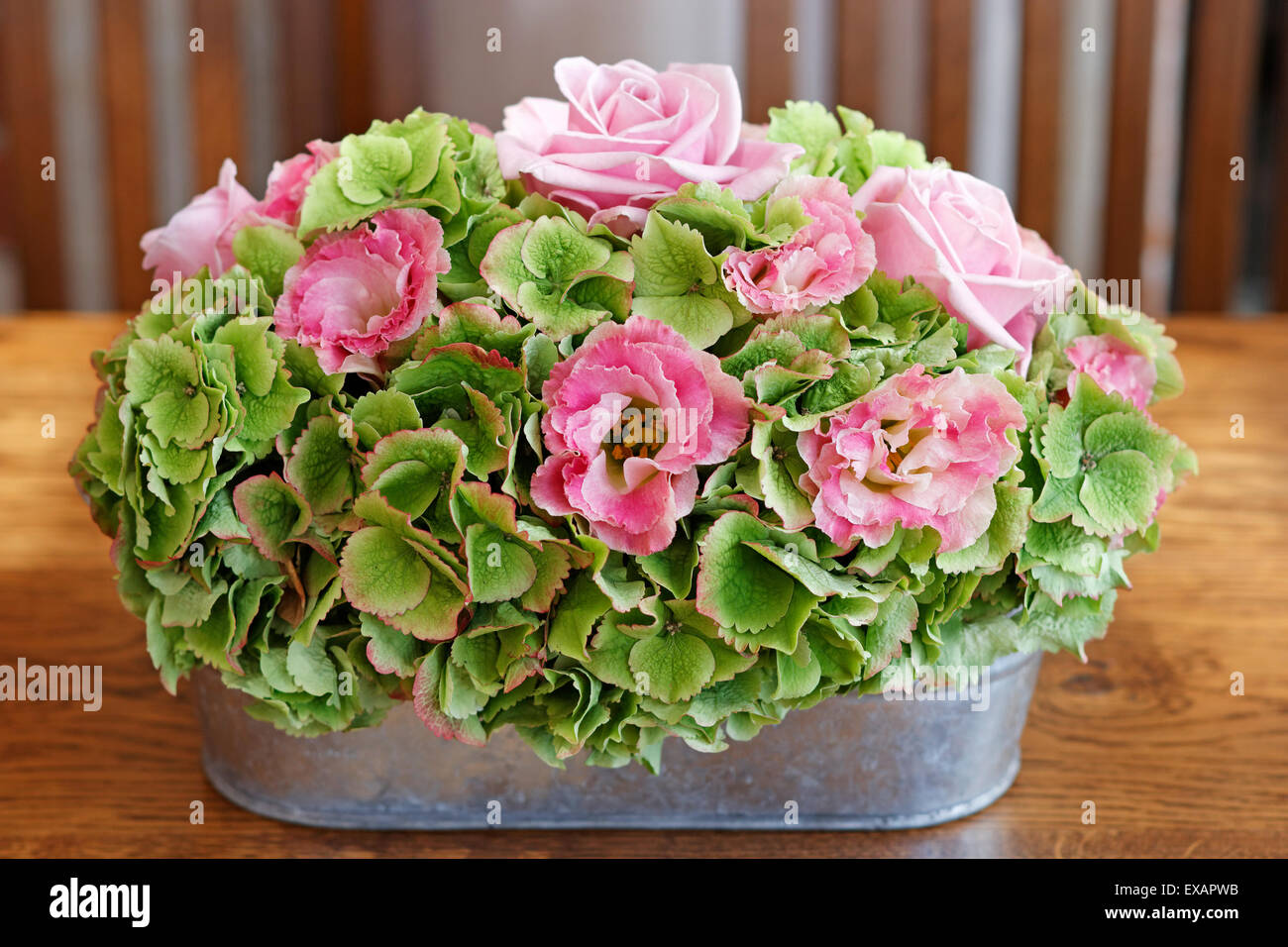 Floral table arrangement of Keano Rose, Lisianthus 'Arena Champagne' and green Hydrangeas Stock Photo