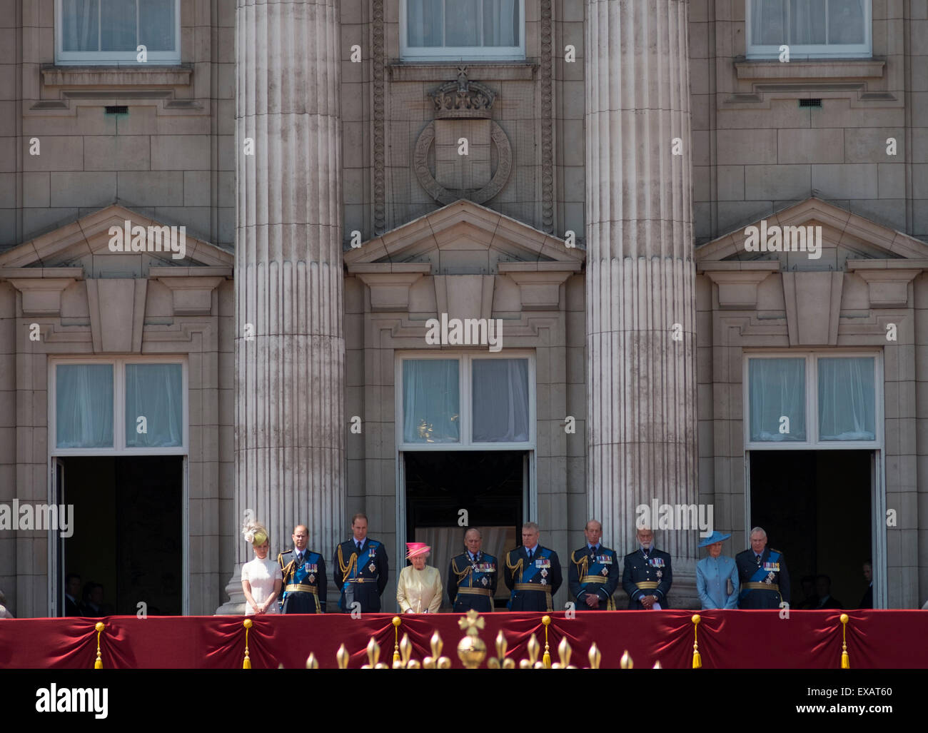 Buckingham Palace, London UK. 10th July 2015. 75th anniversary of the Battle of Britain is marked by a flypast over Buckingham Palace watched by members of the Royal Family from the balcony. Credit: Malcolm Park editorial/Alamy Live News Stock Photo