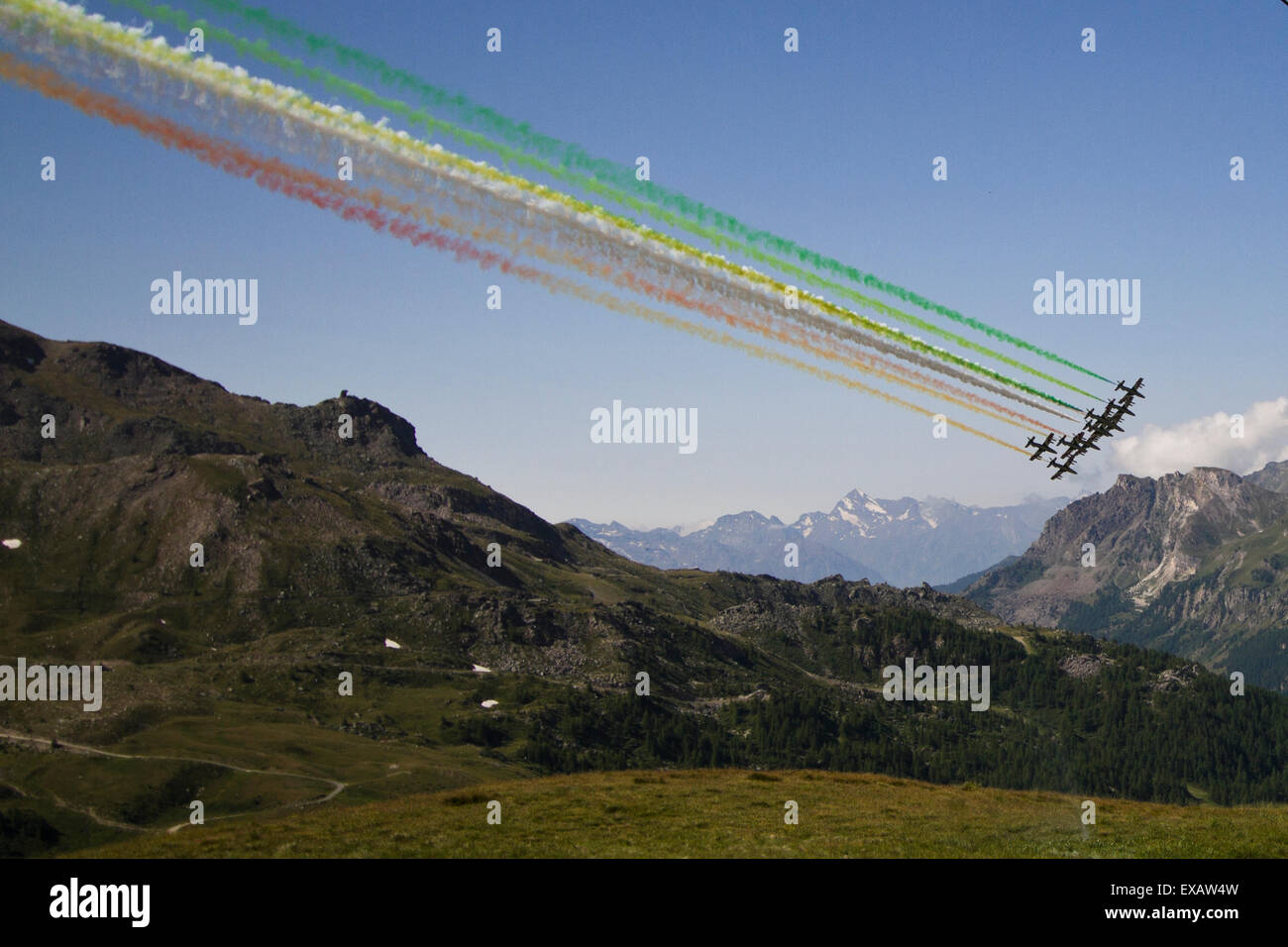 Cervinia, Italy. 10th July 2015. The acrobatic team 'Frecce Tricolori' of the Italian Air Force draws the Italian flag with smoke trails flying over Breuil-Cervinia. The event celebrates the 150 years of the first ascent of Matterhorn. Stock Photo