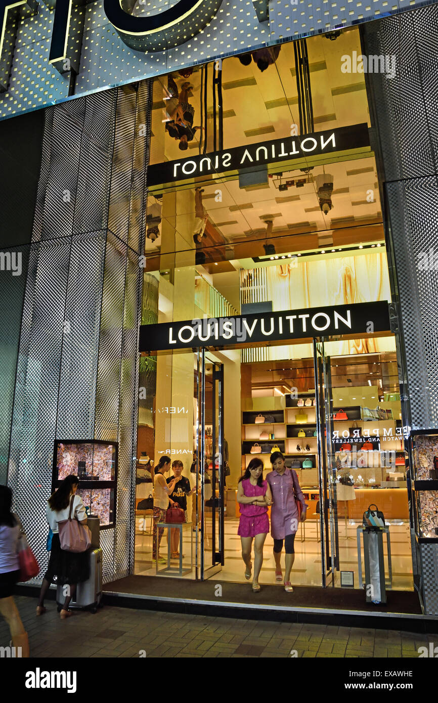 Love My Bags - Louis Vuitton Canton Road Tsim Sha Tsui in Hong Kong for  #storefrontsaturdays #teamLMBtravels . . . . . . #travel #louisvuitton  #louisvuittonstorefront #designer #storefront #bag #asia #hongkong #hk  #tsimshatsui #TST