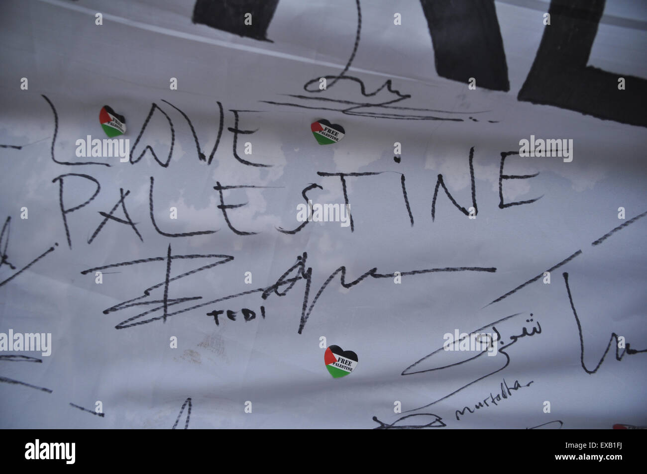 Jakarta, Indonesia. 10th July, 2015. Hundreds of Indonesian Muslims commemorate Al-Quds Day by demonstrating support for the Palestina and condemned Israel in front of the US Embassy, Jakarta, 10 July 2015. Credit:  Dani Daniar/Alamy Live News Stock Photo