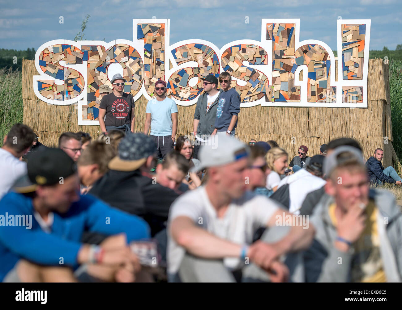 Ferropolis, Germany. 10th July, 2015. Festival-goers at the Splash Festival in Ferropolis, Germany, 10 July 2015. The Splash Festival is sold out with 20'000 visitors and runs from 10-12 July 2015. PHOTO: OLE SPATA/DPA/Alamy Live News Stock Photo