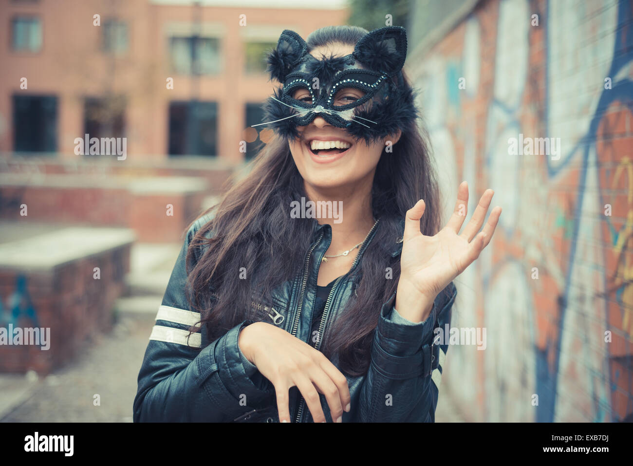 люди в масках кошек