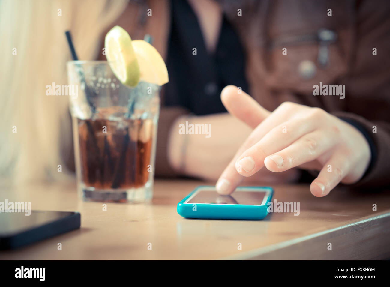 Hands smart phones hi-res stock photography and images - Alamy