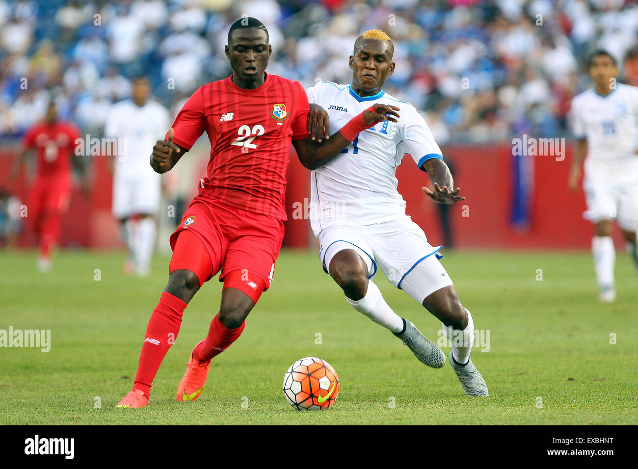 Foxborough, MA, USA. 10th July, 2015. Panama goalkeeper Jose Calderon (21) and Honduras defender Brayan Beckeles (21) battle for the ball during the second half of the CONCACAF Gold Cup match between Panama and Honduras at Gillette Stadium. The match ended in a 1-1 tie. Anthony Nesmith/Cal Sport Media Credit:  Cal Sport Media/Alamy Live News Stock Photo