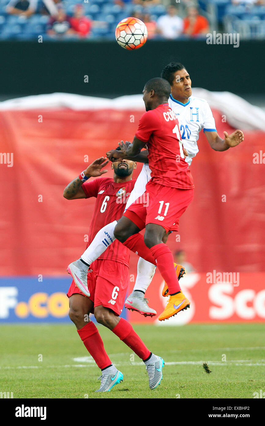 Foxborough, MA, USA. 10th July, 2015. Honduras midfielder Jorge Claros (20) and Panama midfielder Armando Cooper (11) head the ball during the second half of the CONCACAF Gold Cup match between Panama and Honduras at Gillette Stadium. The match ended in a 1-1 tie. Anthony Nesmith/Cal Sport Media Credit:  Cal Sport Media/Alamy Live News Stock Photo