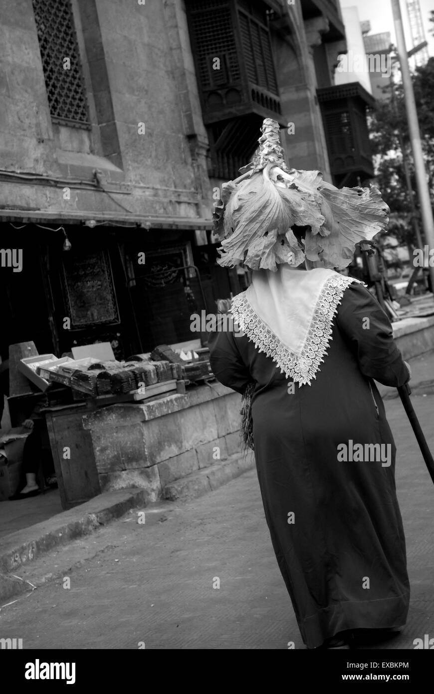 Woman carrying cabbages on her head, Cairo, Egypt Stock Photo