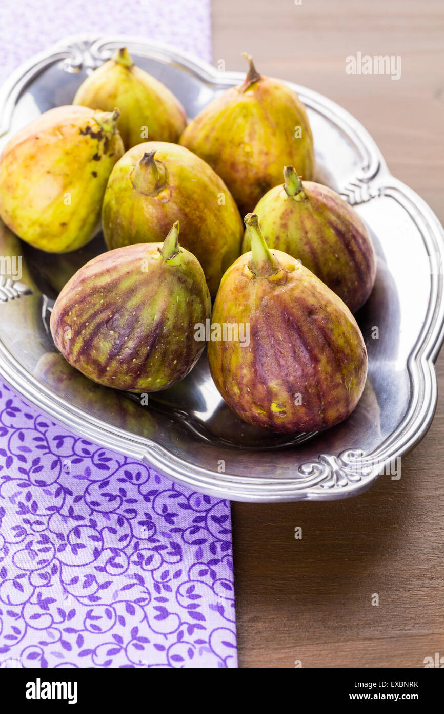 Organic California figs on wood table Stock Photo - Alamy