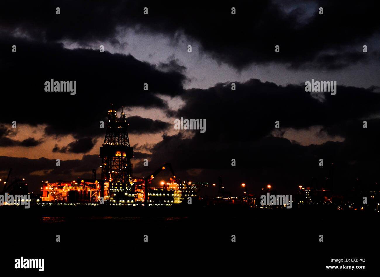 Oil Drilling Rig Silhouette Stock Photo Alamy