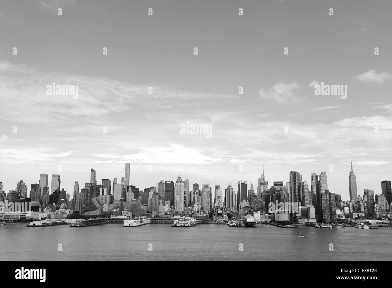 Midtown manhattan office towers Black and White Stock Photos & Images ...