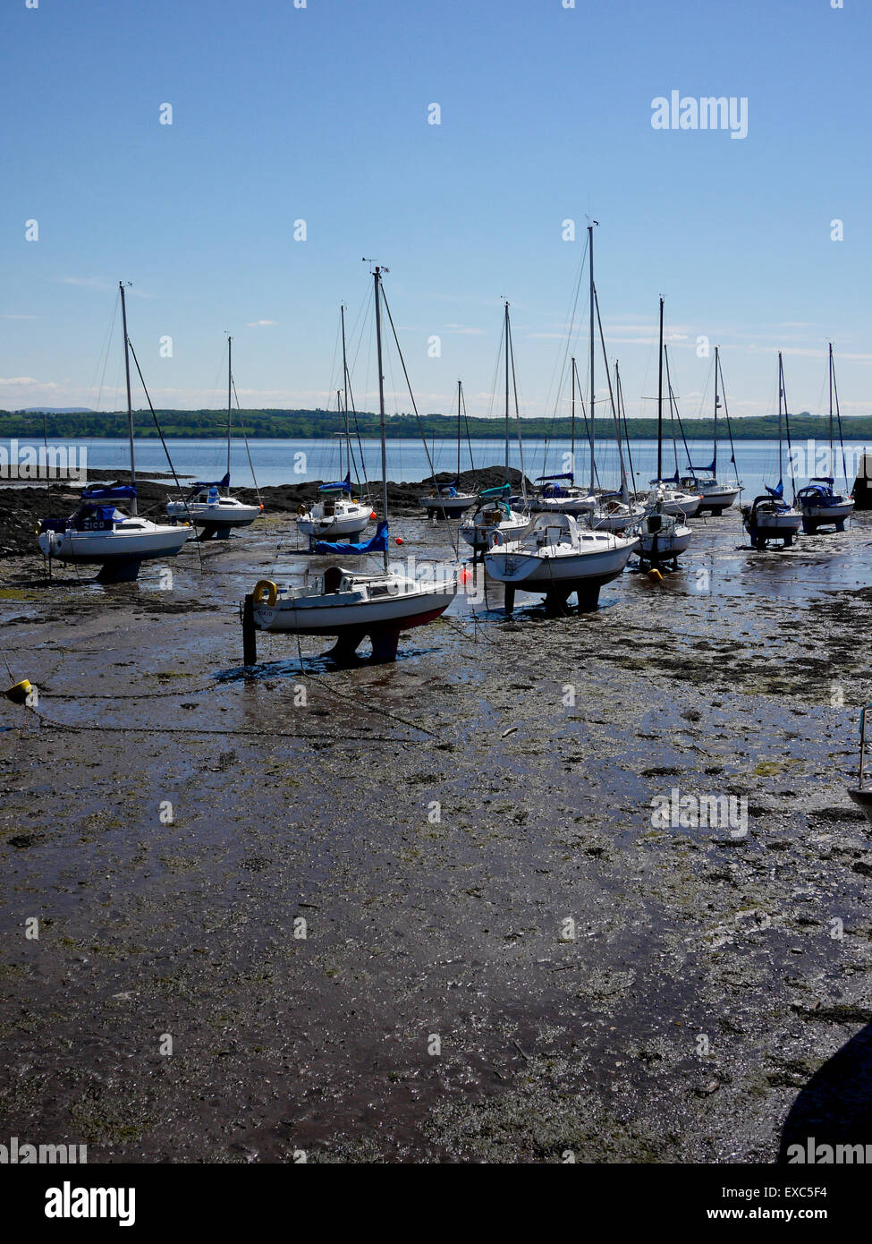 Boats high and dry at Limekilns, Dunfermline,Fife, Scotland, UK Stock