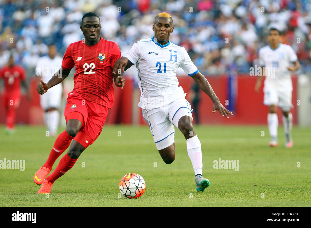 July 10, 2015; Foxborough, MA, USA; Panama forward Abdiel Arroyo (22) and Honduras defender Brayan Beckeles (21) chase down the ball during the second half of the CONCACAF Gold Cup match between Panama and Honduras at Gillette Stadium. The match ended in a 1-1 tie. Anthony Nesmith/Cal Sport Media Stock Photo