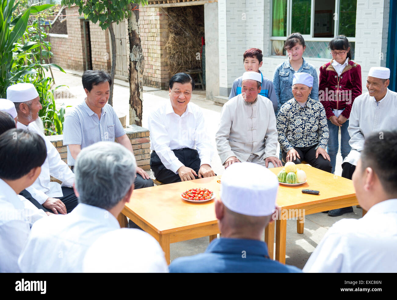 Beijing, China's Ningxia Hui Autonomous Region. 9th July, 2015. Liu Yunshan (C), a member of the Standing Committee of the Political Bureau of the Communist Party of China (CPC) Central Committee and secretary of the Secretariat of the CPC Central Committee, talks with local CPC members and residents in Guyuan, northwest China's Ningxia Hui Autonomous Region, July 9, 2015. Liu made an inspection tour in Ningxia from July 9 to 11. © Wang Ye/Xinhua/Alamy Live News Stock Photo