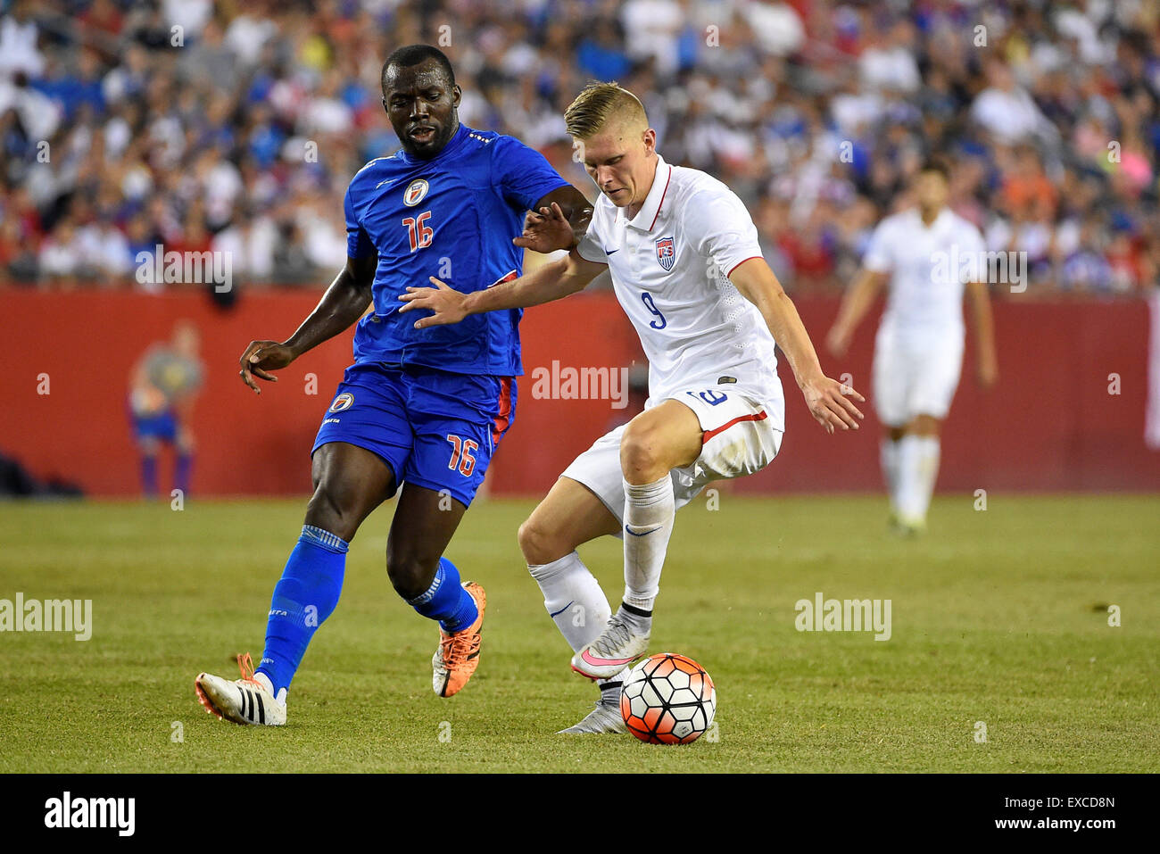 Foxborough, Massachusetts, USA. 10th July, 2015. United States forward Aron Johannsson (9) works to keep the b all from Haiti midfielder Jean-Marc Alexandre (16) during the CONCACAF Gold Cup group stage match between USA and Haiti held at Gillette Stadium, in Foxborough Massachusetts. USA defeated Haiti 1-0. Eric Canha/CSM/Alamy Live News Stock Photo