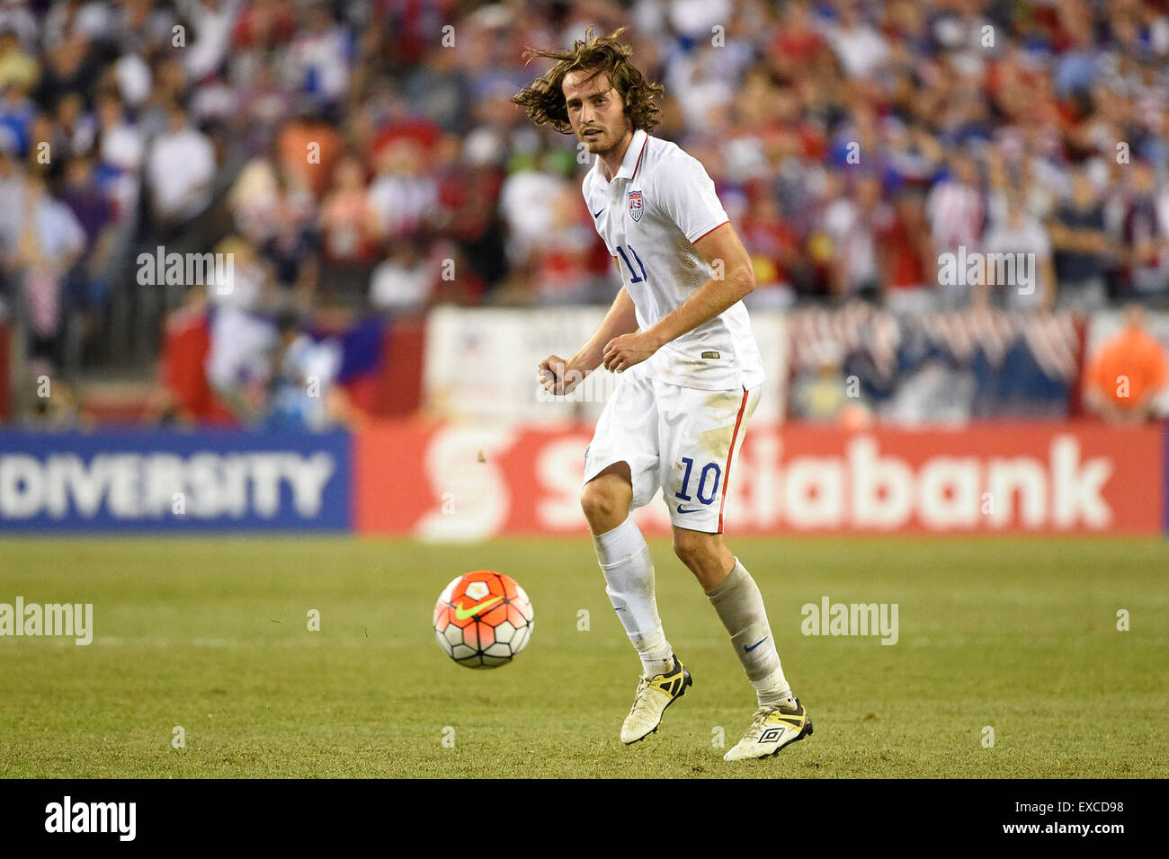 Foxborough, Massachusetts, USA. 10th July, 2015. United States midfielder Mix Diskerud (10) in game action during the CONCACAF Gold Cup group stage match between USA and Haiti held at Gillette Stadium, in Foxborough Massachusetts. USA defeated Haiti 1-0. Eric Canha/CSM/Alamy Live News Stock Photo