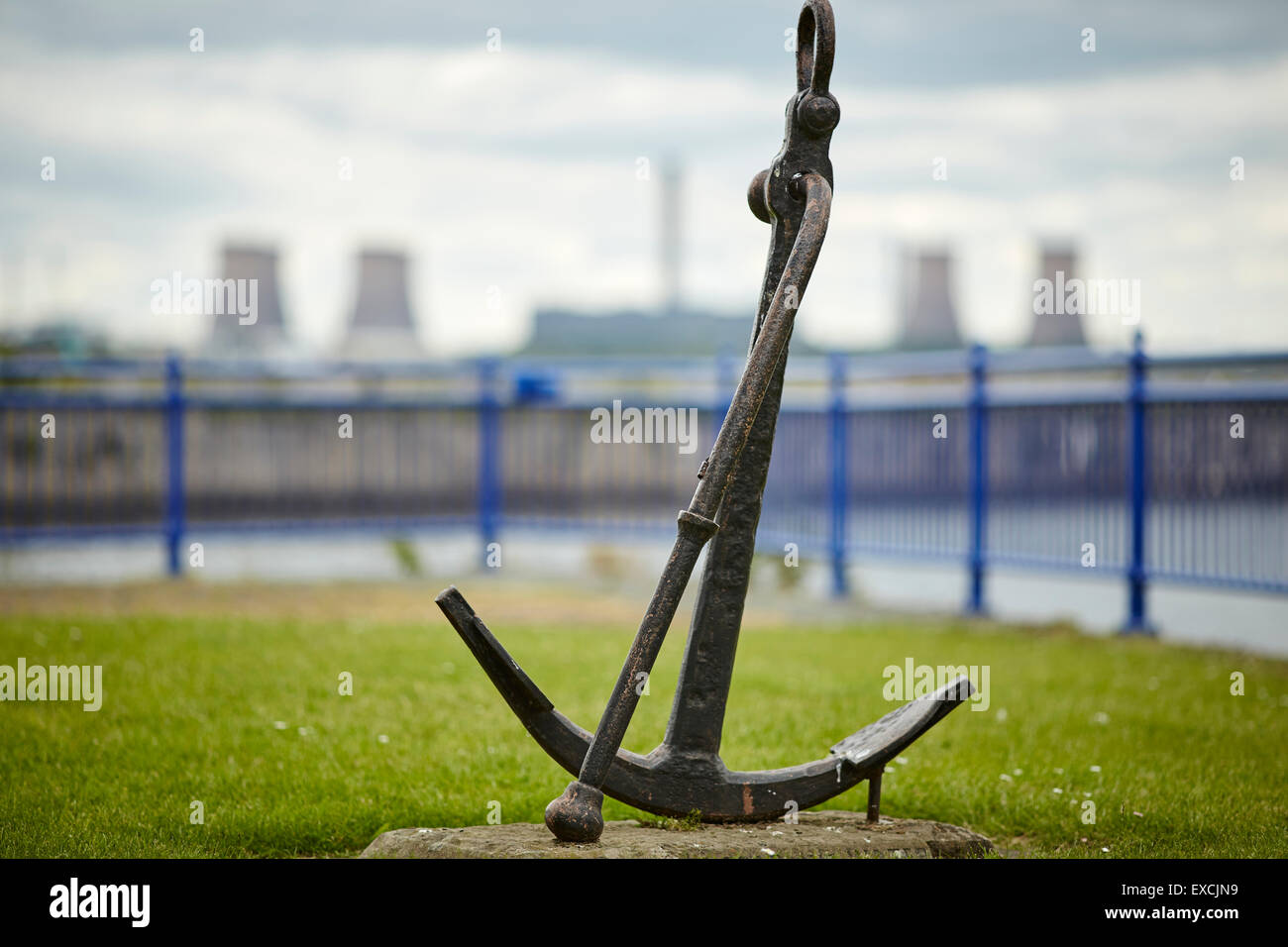Runcorn is an industrial town and cargo port in Halton, Cheshire, UK.  Pictured  Fiddlers Ferry Power Station framed by a anchor Stock Photo