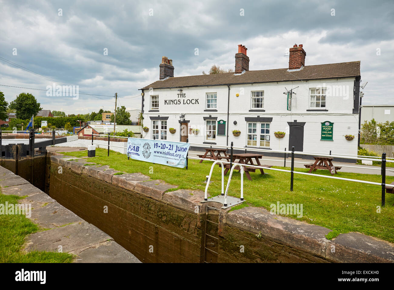Kings Lock Inn Middlewich canal in Cheshire Stock Photo Alamy