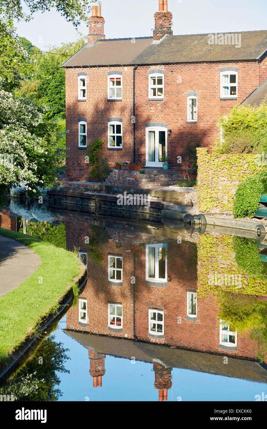 Houses on the Trent and Mersey Canal near:  The Anderton Boat Lift is a two caisson lift lock near the village of Anderton, Ches Stock Photo