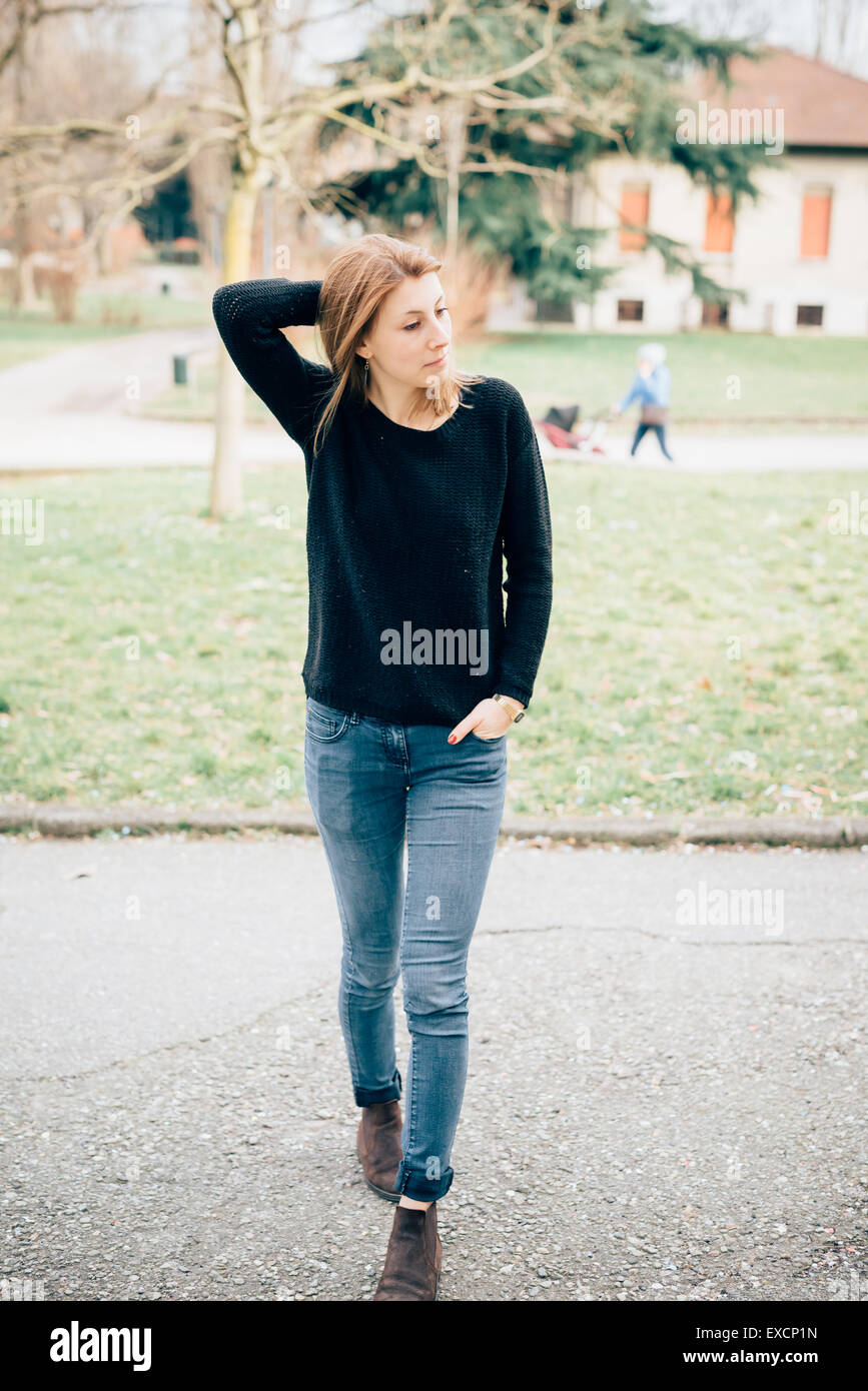 Sporty young woman hi-res stock photography and images - Alamy