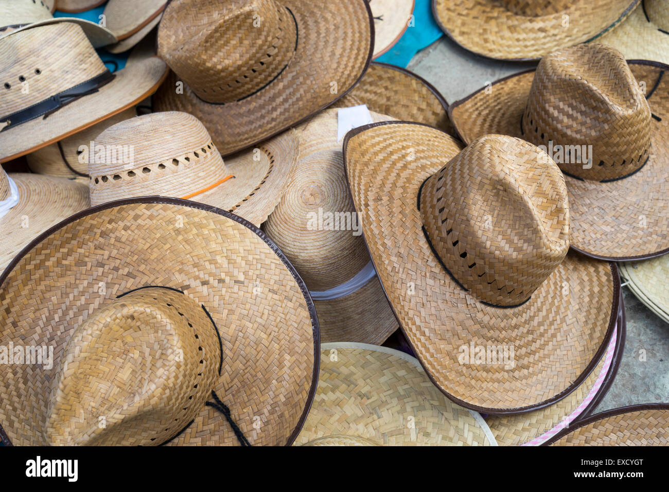 Mexico straw hats mexican hires stock photography and images Alamy