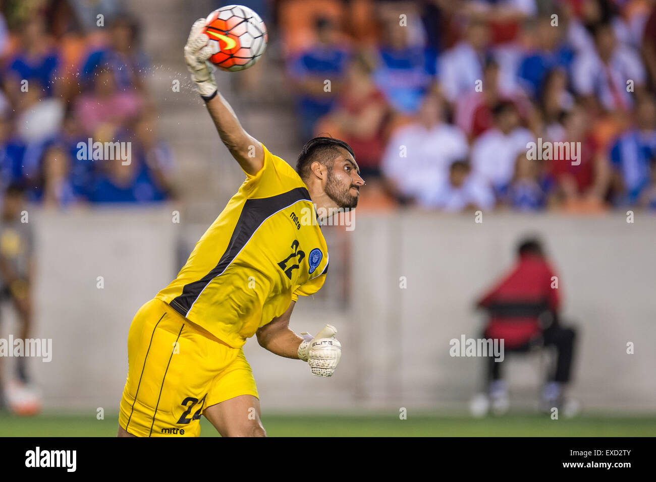 July 11, 2015: El Salvador goalkeeper Derby Carrillo (22) passes the ball during the 1st half of an international CONCACAF Gold Cup soccer match between Costa Rica and El Salvador at BBVA Compass Stadium in Houston, TX. The game ended in a 1-1 draw. Credit:  Cal Sport Media/Alamy Live News Stock Photo