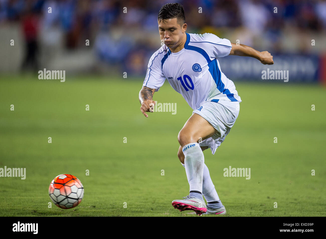 July 11, 2015: El Salvador midfielder Jaime Alas (10) controls the ball during the 2nd half of an international CONCACAF Gold Cup soccer match between Costa Rica and El Salvador at BBVA Compass Stadium in Houston, TX. The game ended in a 1-1 draw. Credit:  Cal Sport Media/Alamy Live News Stock Photo