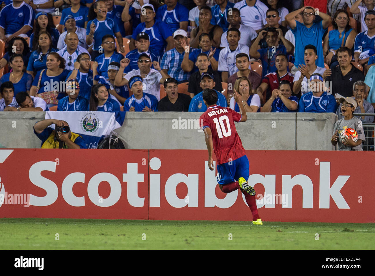 July 11, 2015: Costa Rica midfielder Bryan Ruiz (10) celebrates his goal during the 2nd half of an international CONCACAF Gold Cup soccer match between Costa Rica and El Salvador at BBVA Compass Stadium in Houston, TX. The game ended in a 1-1 draw. Credit:  Cal Sport Media/Alamy Live News Stock Photo