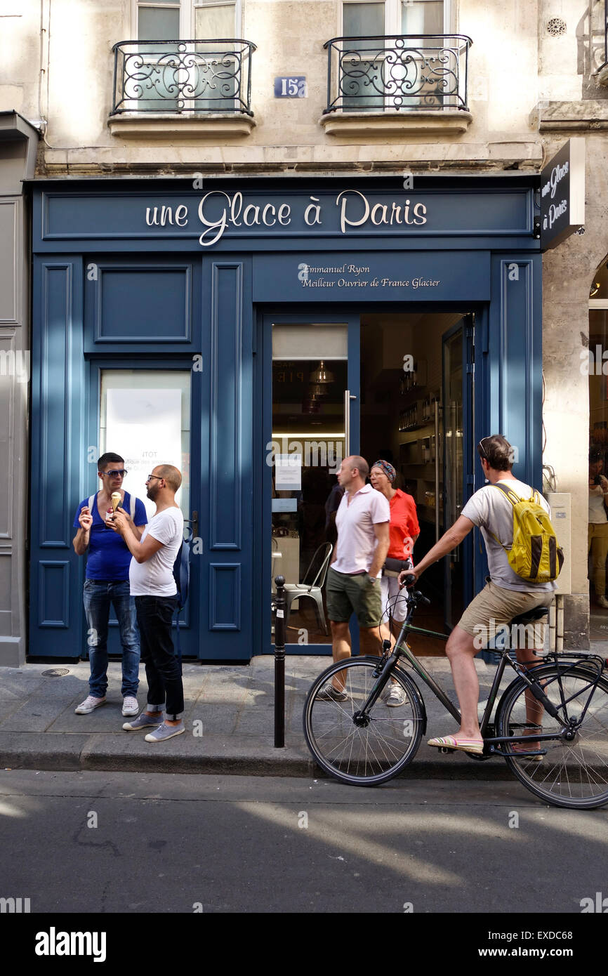 Une Glace à Paris ice cream shop in Jewish quarter, Le Marais, Paris,  France Stock Photo - Alamy