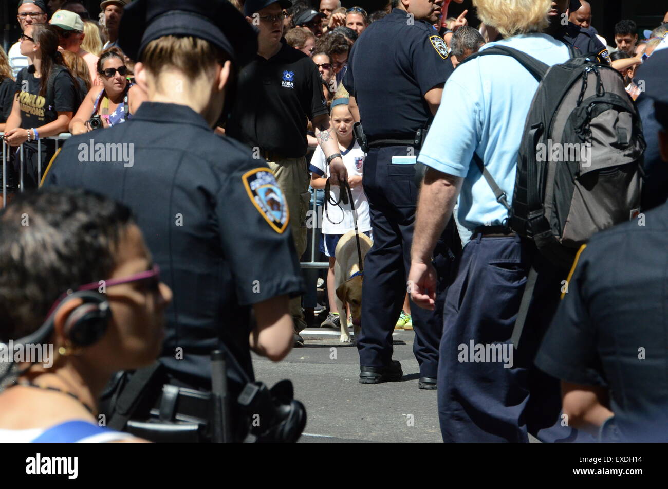 nypd cops guns and belts Stock Photo Alamy