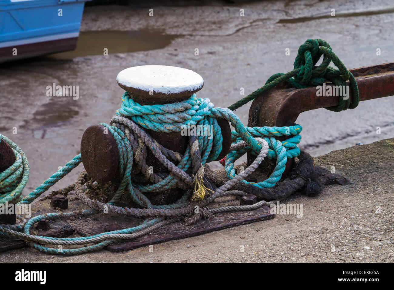 Boat ropes tide to a Samson post at Bridlington quayside, East Riding of Yorkshire, England, UK Stock Photo