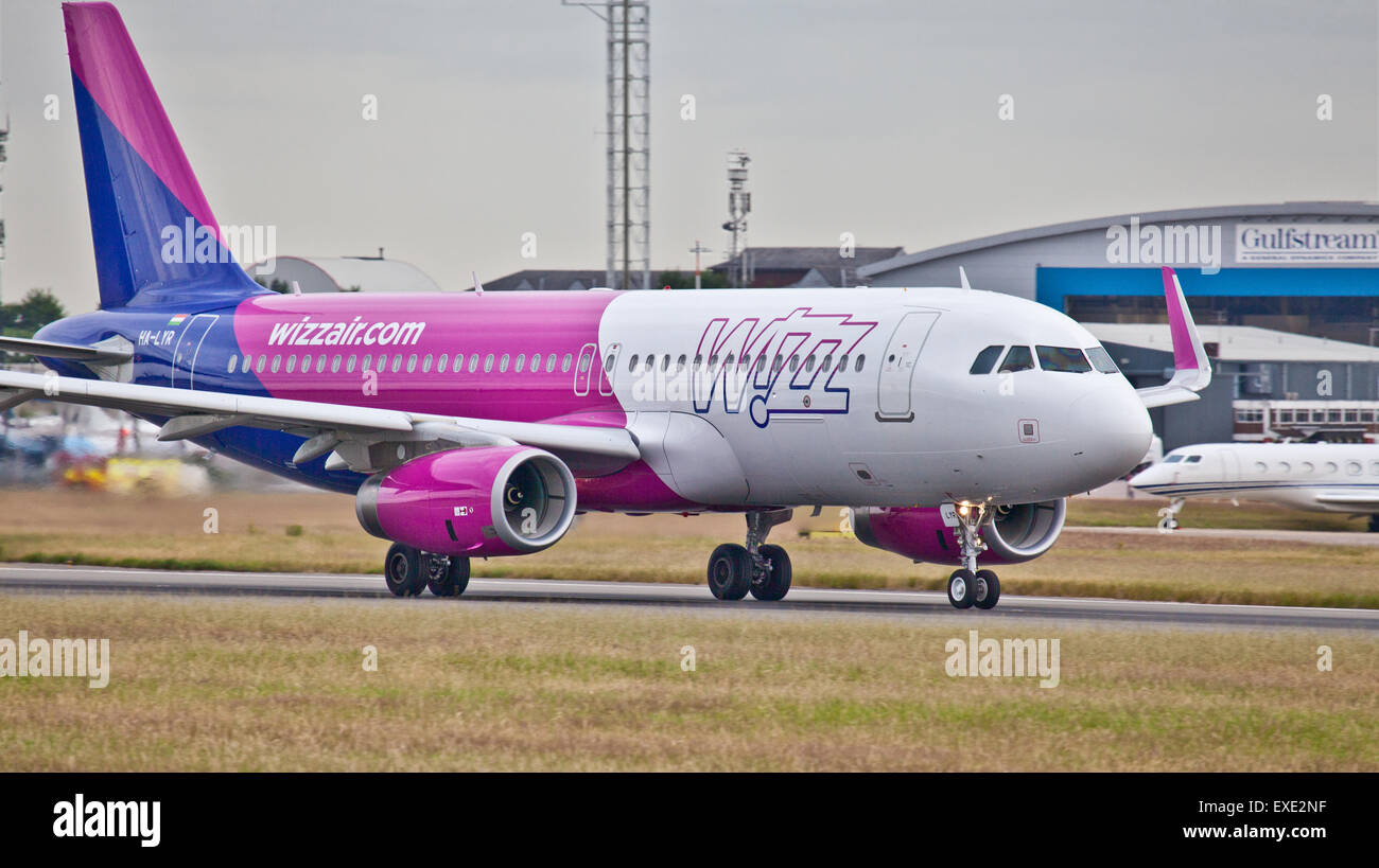 Wizz Air Airbus a320 HA-LYR taking off at London-Luton Airport LTN ...