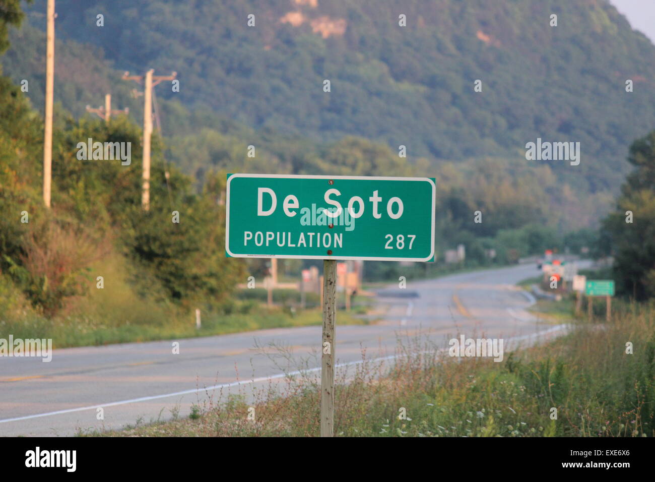 De Soto, Wisconsin population sign Stock Photo Alamy