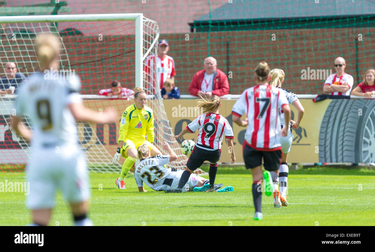 Hetton Centre, Sunderland, UK. 12th July, 2015. The FA Women's Super League Football, Sunderland versus Notts County Ladies. Notts and England captain Laura Bassett gets in a last ditch block to stop Sunderlands Beth Mead from scoring. © Action Plus Sports/Alamy Live News Stock Photo