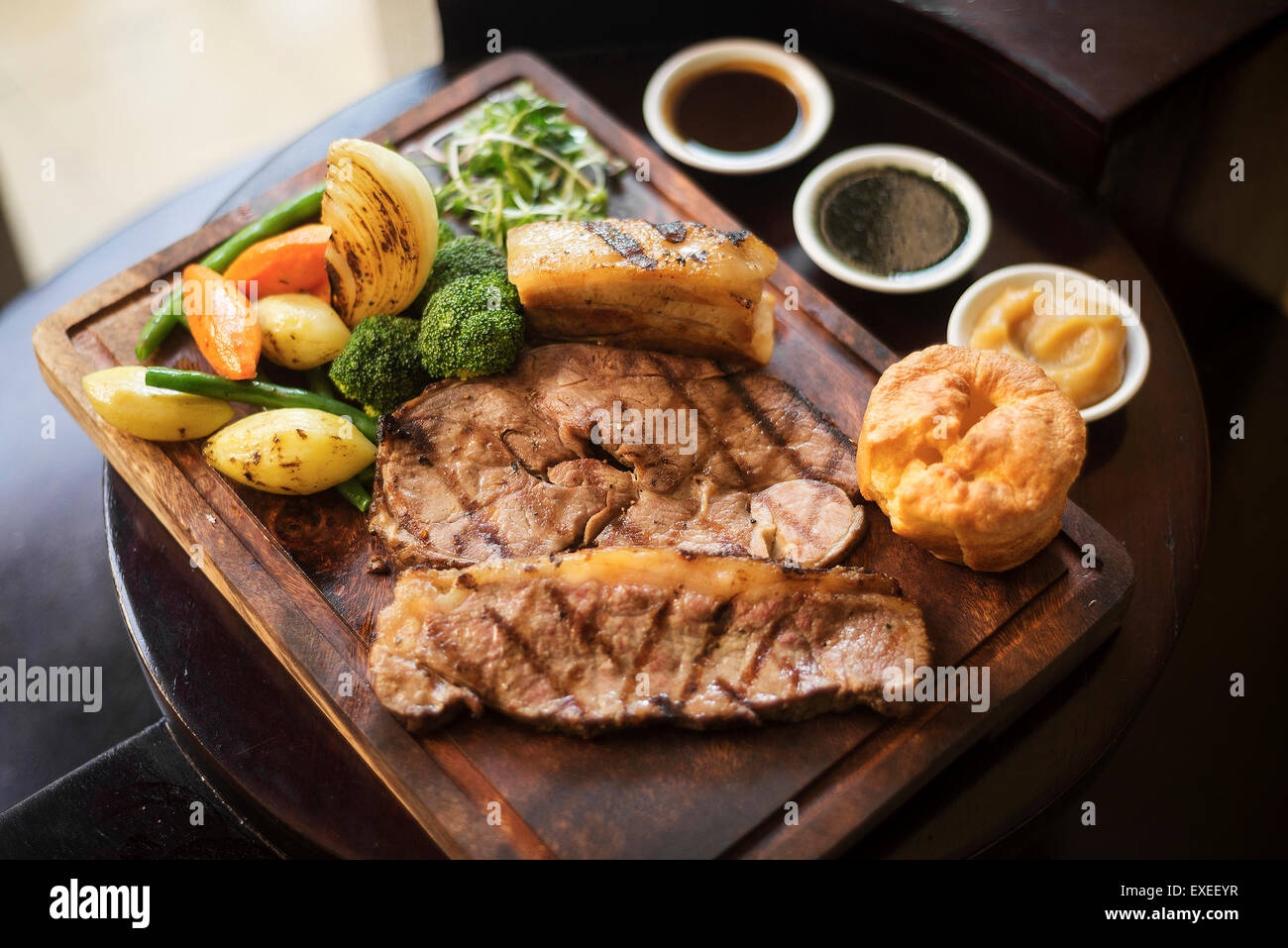 roast beef and vegetables classic traditional english british meal