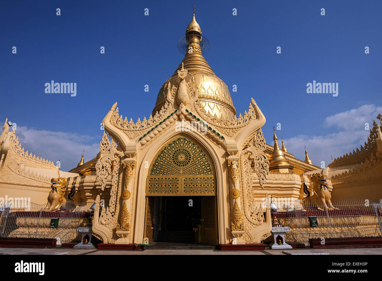 Maha Wizaya Pagoda, Yangon, Myanmar Stock Photo